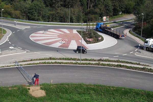 StreetPhalt 2-farbig rot und hellgrau hellgrauer und roter Gussasphalt im KVP