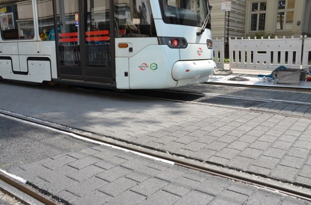 BusPhalt Farbasphalt im Gleisbau zwischen den Schienen Farbiger Asphalt BusPhalt zwischen Strassenbahnschienen