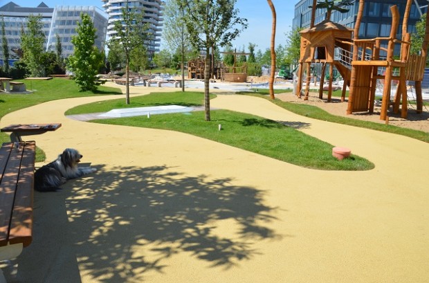 Parkwege mit gelbem Farbasphalt Beiger farbiger CreaPhalt im Park