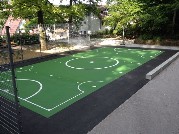 Schulhofgestaltung Ballspielfeld mit Asphaltfarbe Asphaltfarbe im Schulhof als Spielfeld