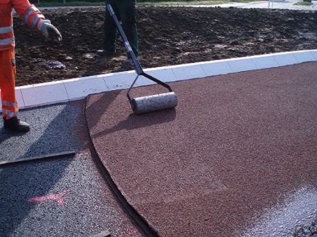 Farbiger Gussasphalt rot abgesplittet Roter StreetPhalt Gussasphalt mit Kunststoff ummanteltem Splitt