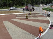 Farbiger Gussasphalt im KVP Überfahrbarer Innenkreis in Kreisverkehr mit Farbasphalt und Prägung
