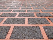 Versenkter Thermoplast im Asphalt Strassenmarkierung versenkt als Muster